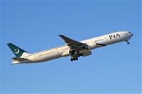 Jordi Rull Dalmau.Spotters BCN-El Prat. Click to see full size photo