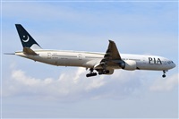 Adolfmalet-Spotters Barcelona-El Prat. Click to see full size photo